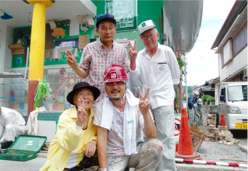 2009年、制作中の直島銭湯「I♥湯」の前で大竹伸朗氏(中央)と写真に写る田中さん(後列左)